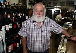 Helio, tras la barra del inconfundible bar Etxebe.