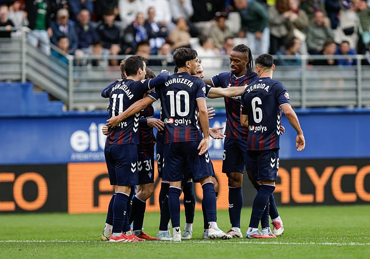 Los jugadores del Eibar celebran el primer golmientras aparece al fondo desolado Jon Balda,que se lo metió en propia puerta.
