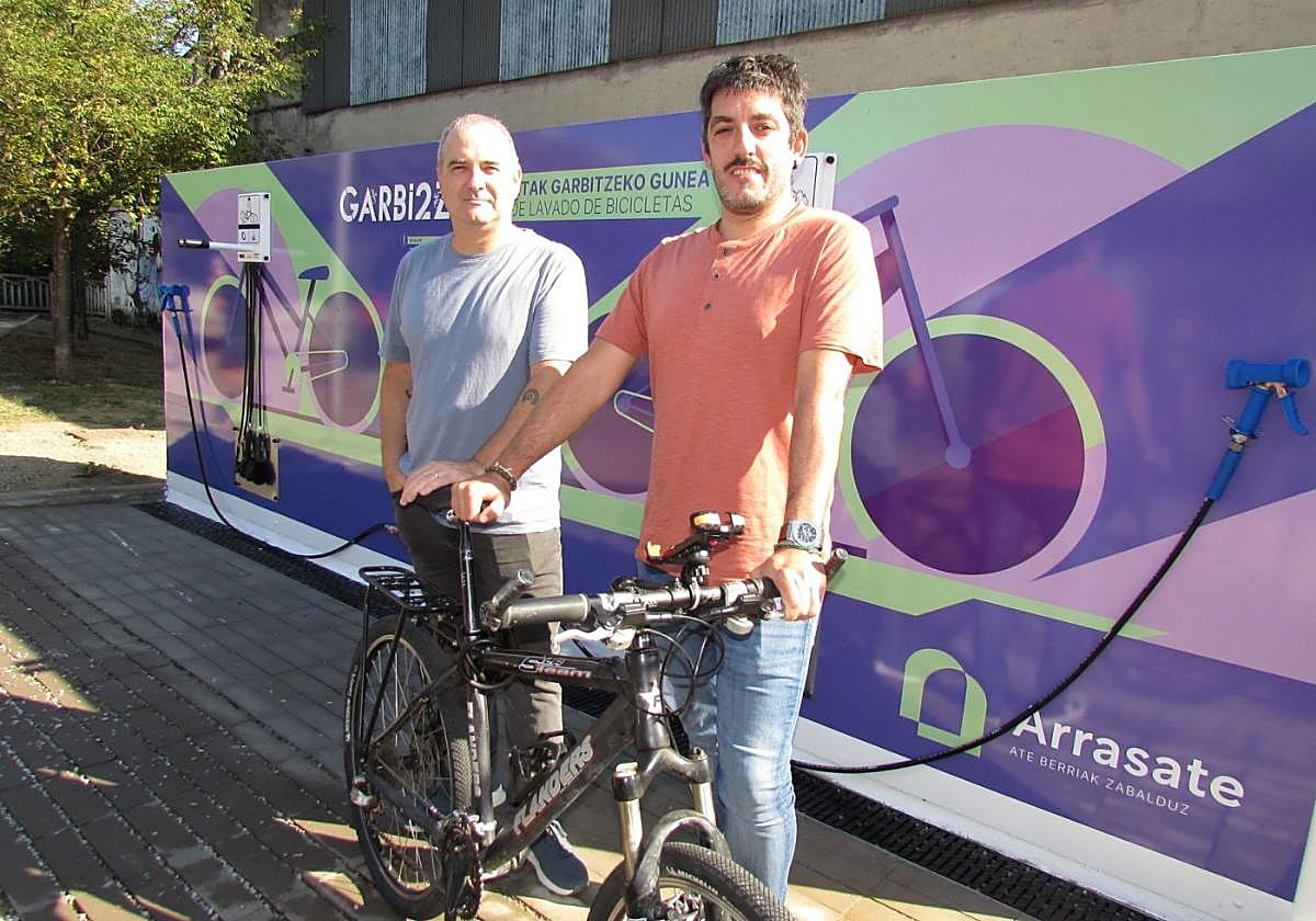 Los concejales Kepa Urteaga y Mikel San Miguel, en el puntos instalado en Euskararen plaza (centro).