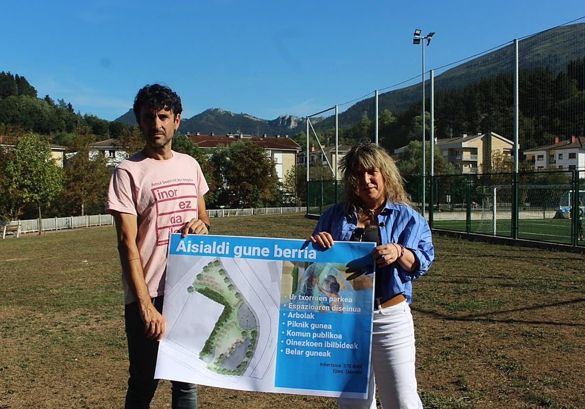 El alcalde Gari Iturbe y la concejala Lorea Serrato presentaron el proyecto en la campa objeto de intervención.