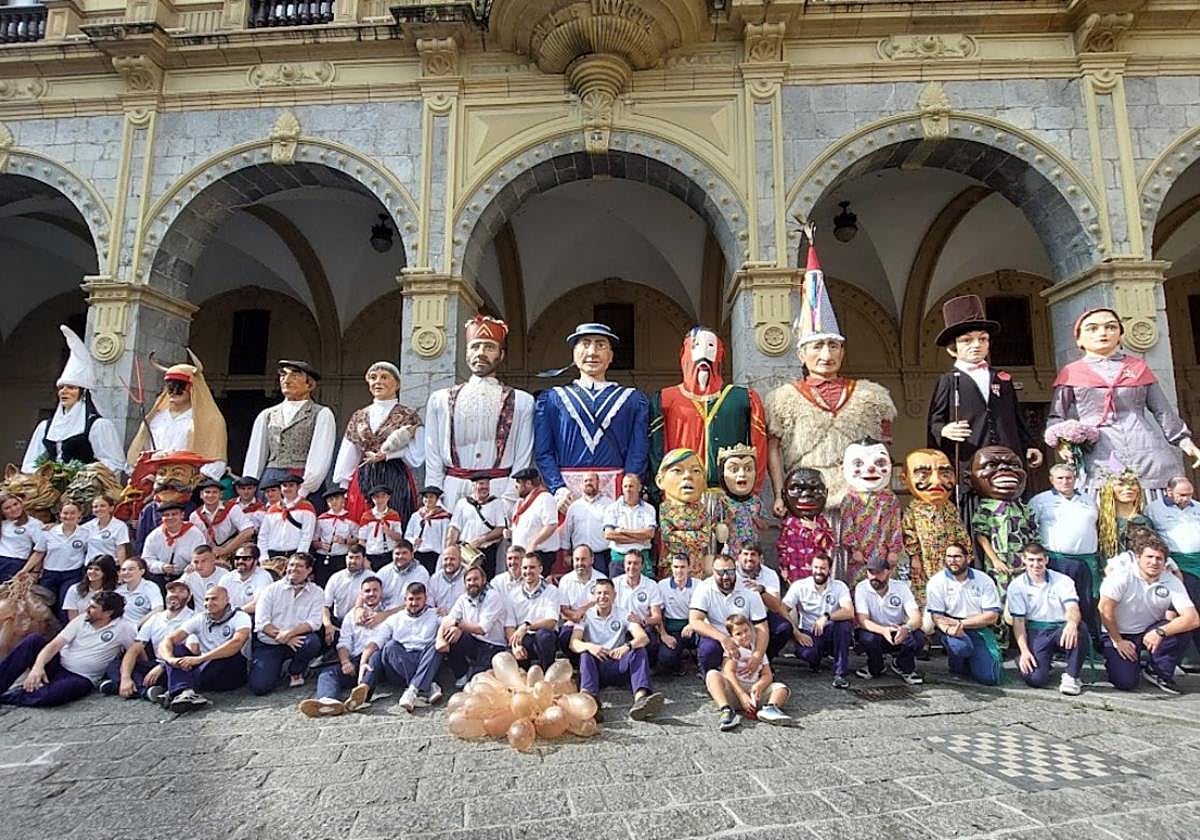 La comparsa de gigantes ycabezudos partió ayer desde la Plaza de los Gudaris.