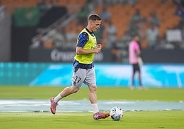 Sergio Gómez, durante el calentamiento del Betis-Real del viernes en La Cartuja.