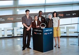 El actor Tom Blyth, la actriz Mia McKenna-Bruce, el actor Isaach De Bankolé, la directora y guionista Claire Denis y la guionista Suzanne Lindon.