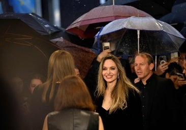 Las mejores imágenes del paso de Angelina Jolie por la alfombra roja del Zinemaldia