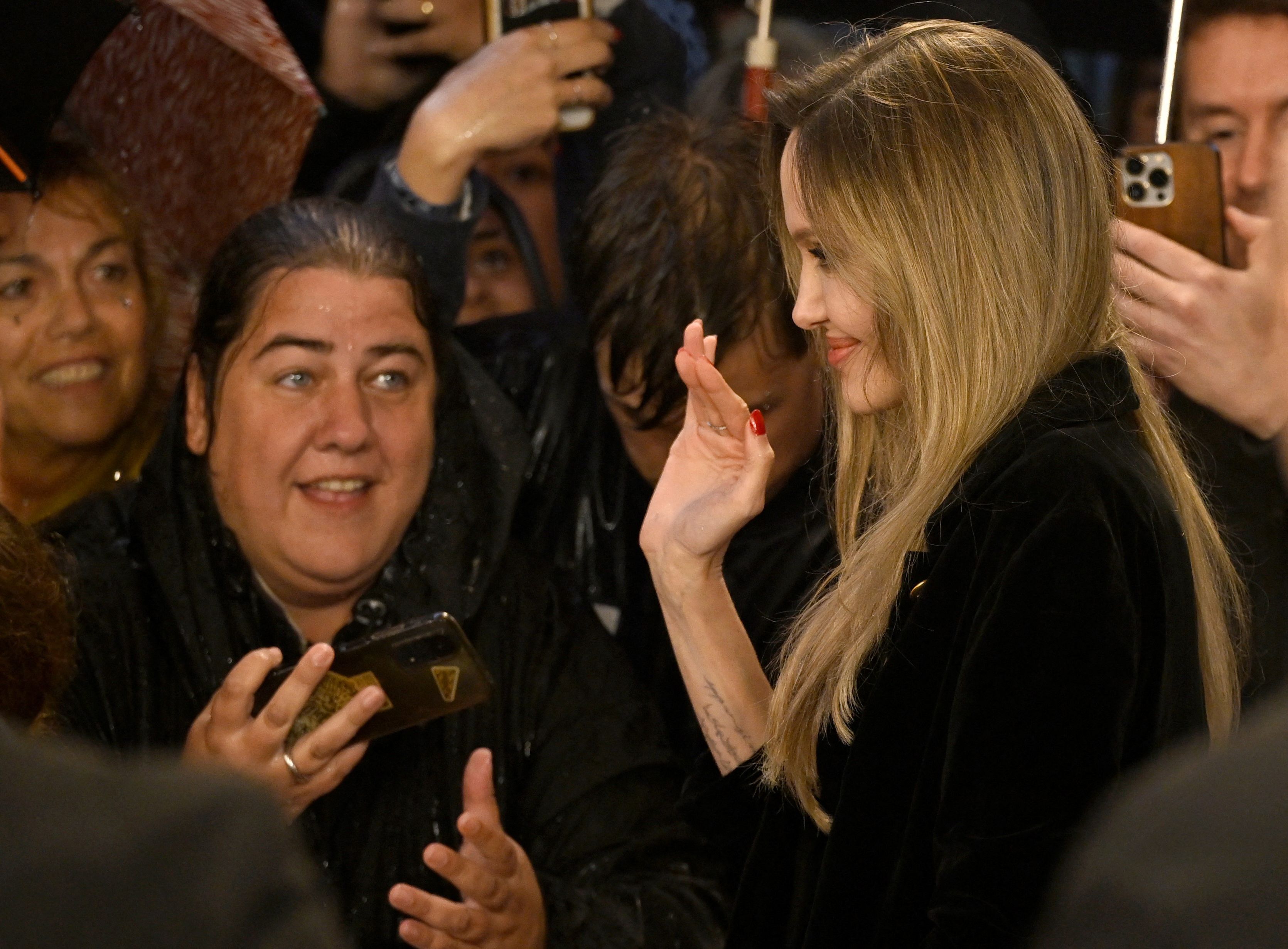 Las mejores imágenes del paso de Angelina Jolie por la alfombra roja del Festival de Cine de San Sebastián