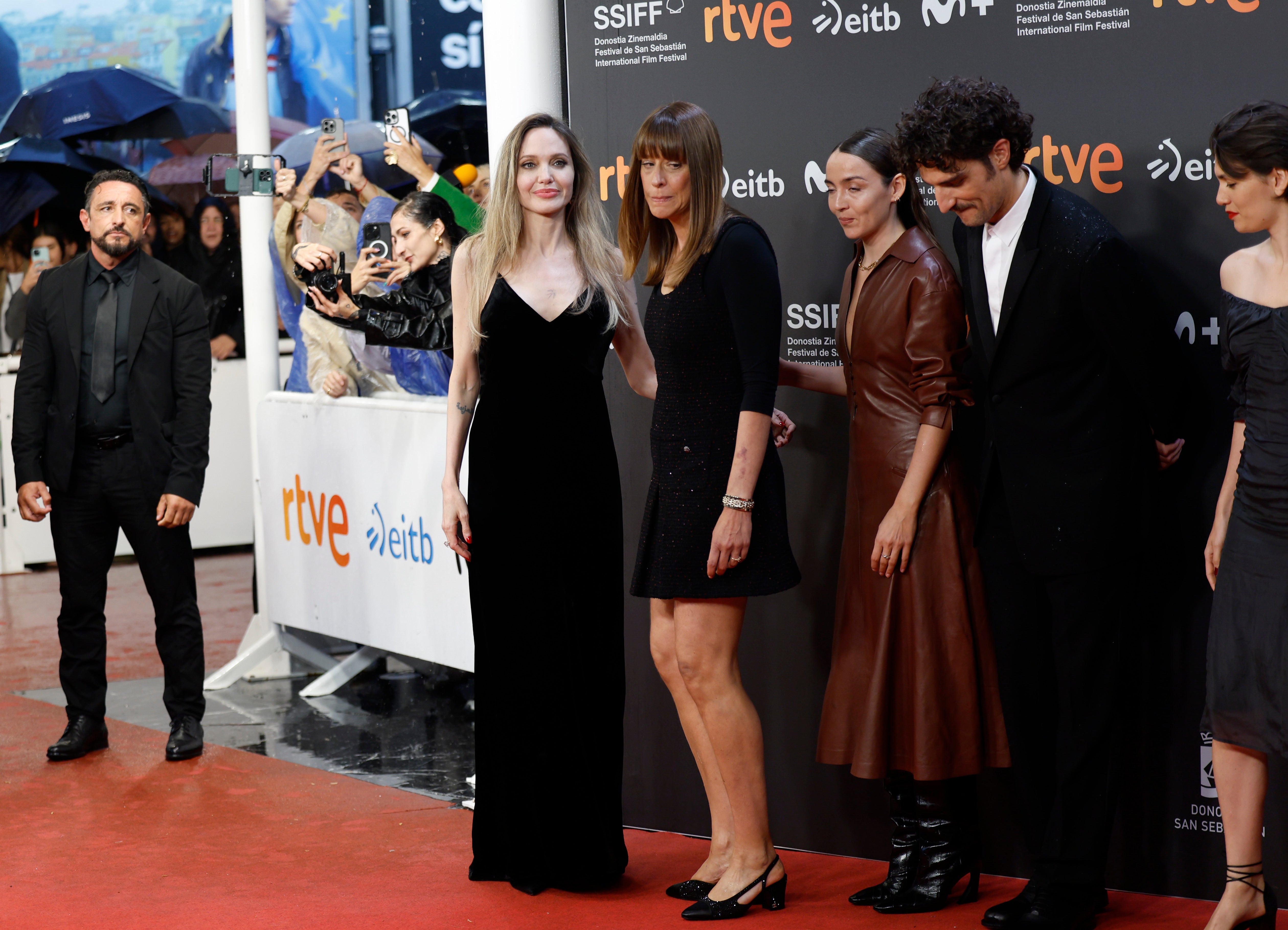 Las mejores imágenes del paso de Angelina Jolie por la alfombra roja del Festival de Cine de San Sebastián