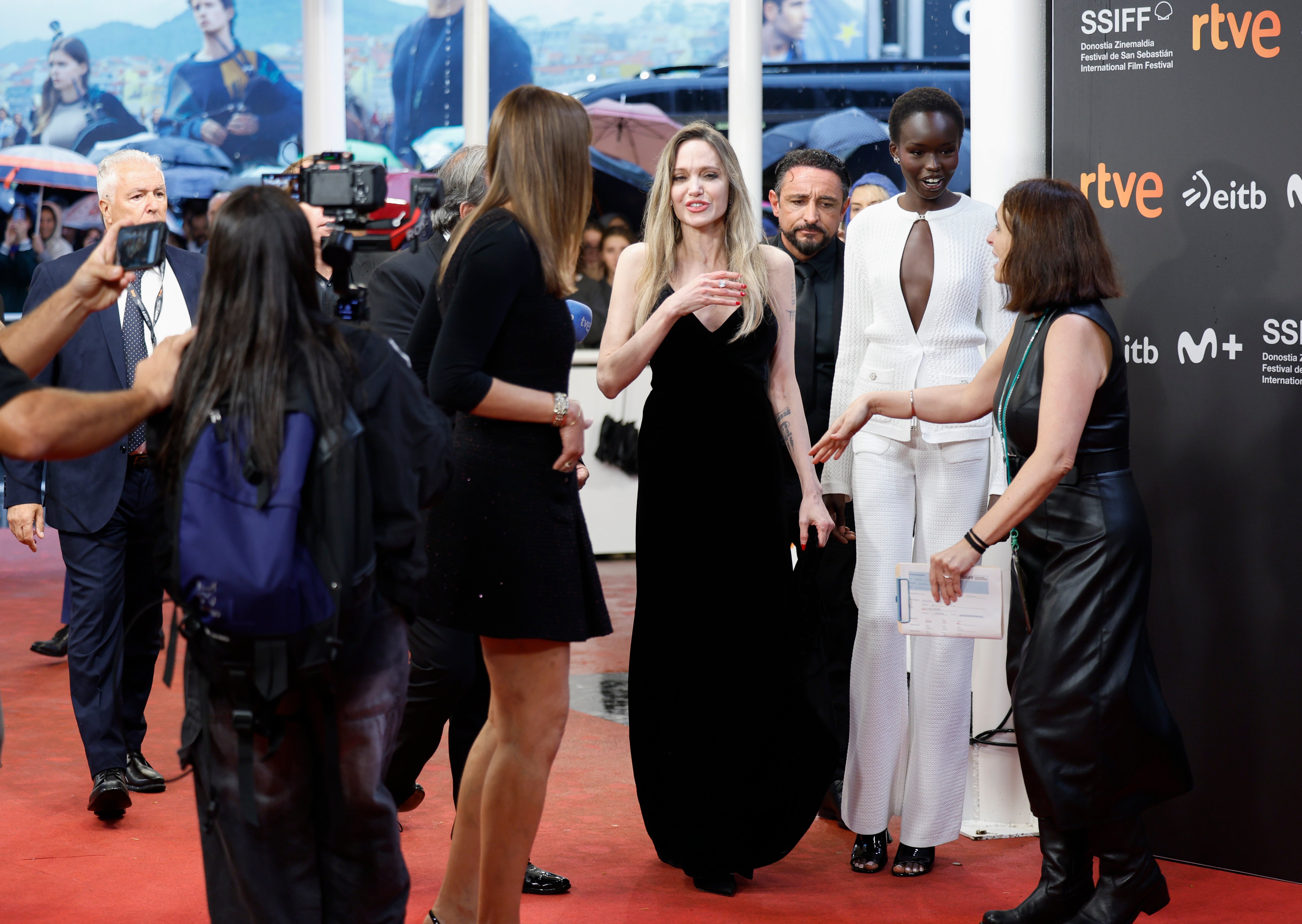 Las mejores imágenes del paso de Angelina Jolie por la alfombra roja del Festival de Cine de San Sebastián