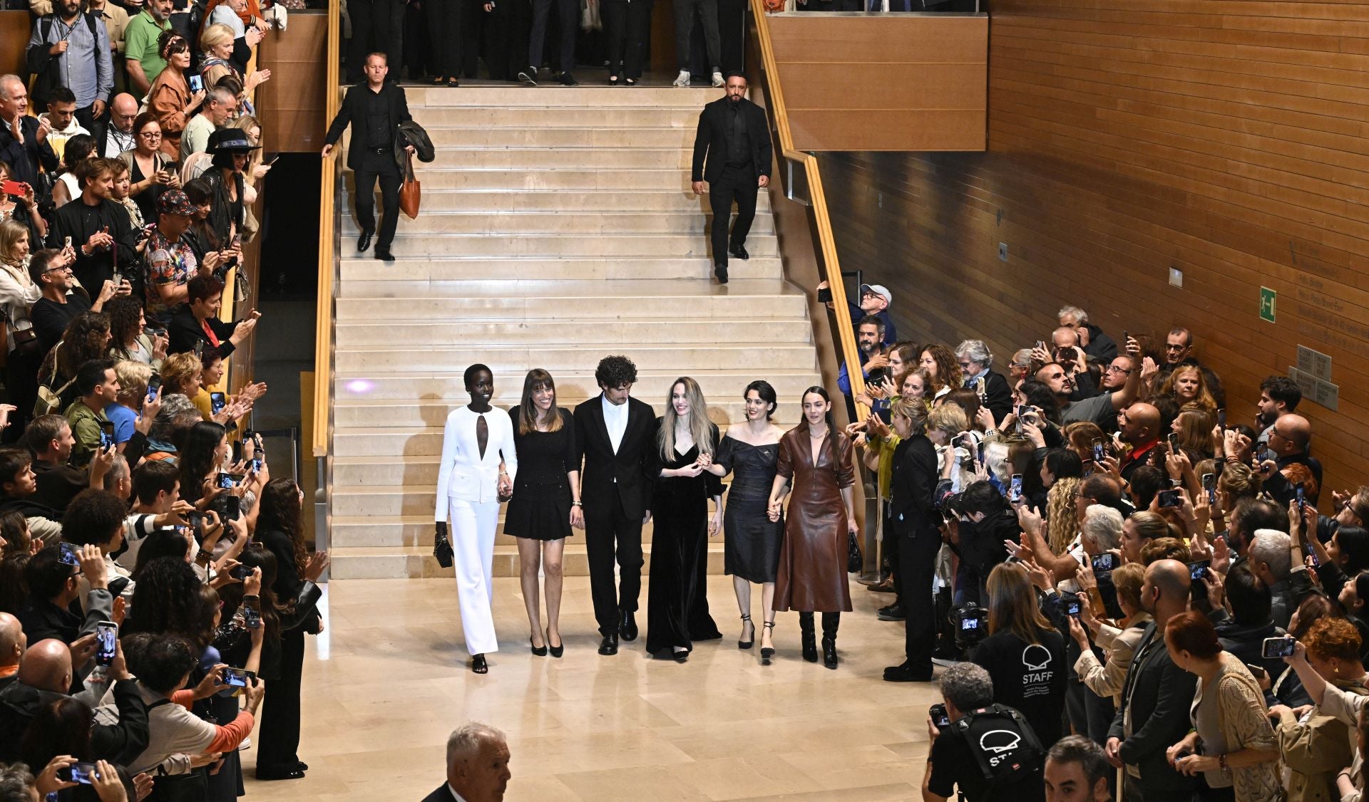 El caluroso aplauso a Angelina Jolie en el Kursaal de San Sebastián