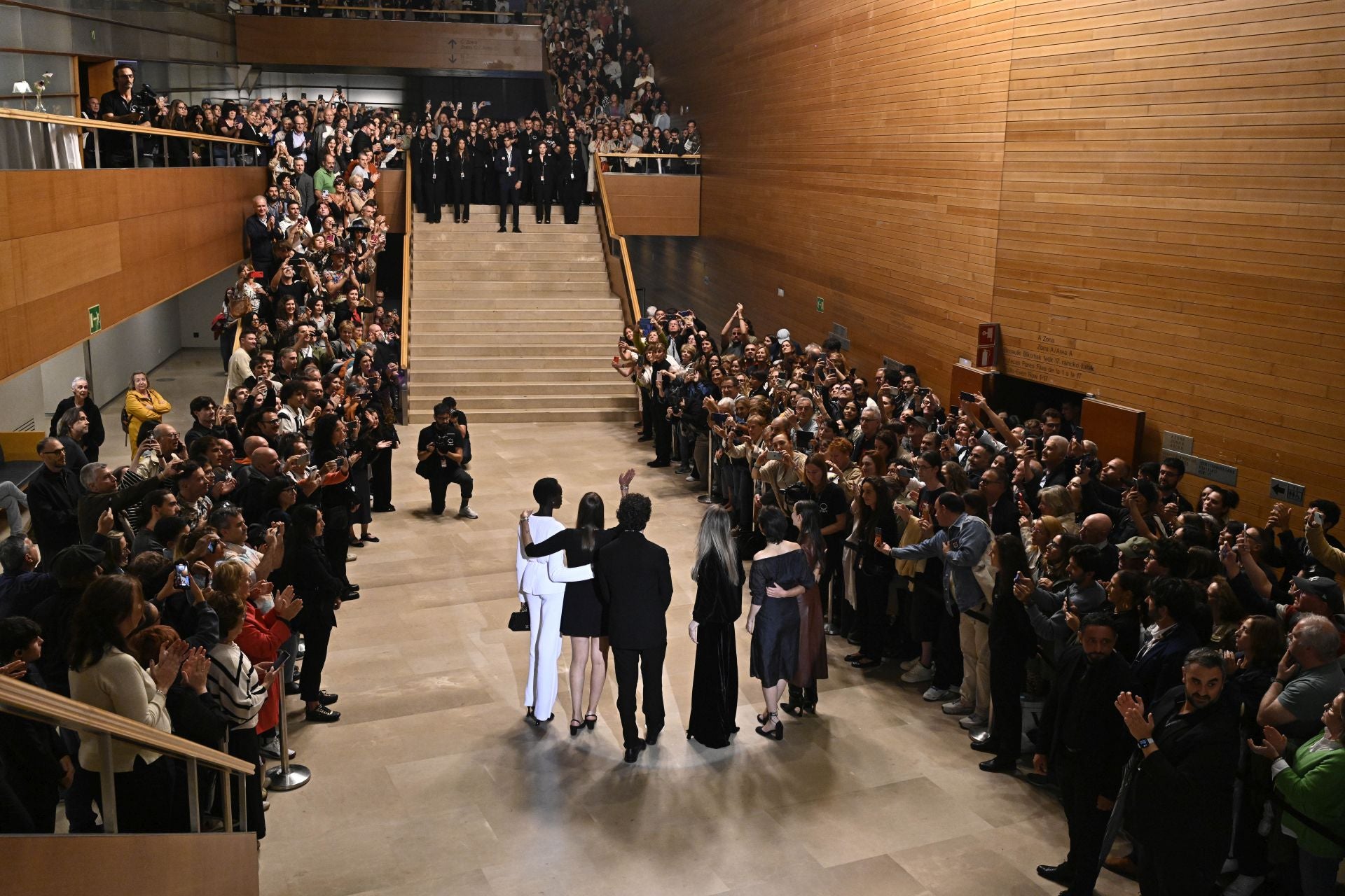 El caluroso aplauso a Angelina Jolie en el Kursaal de San Sebastián