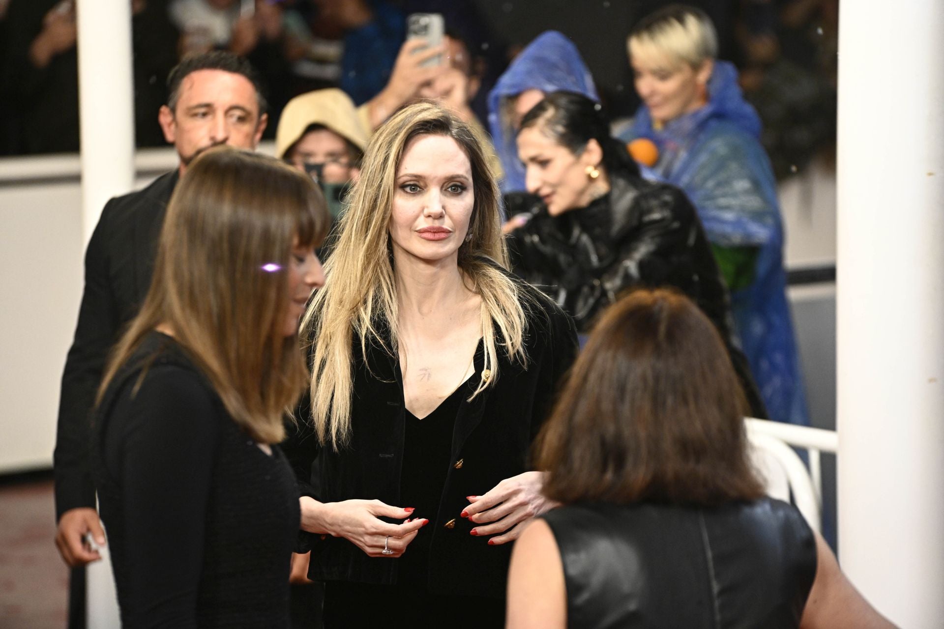 Las mejores imágenes del paso de Angelina Jolie por la alfombra roja del Festival de Cine de San Sebastián