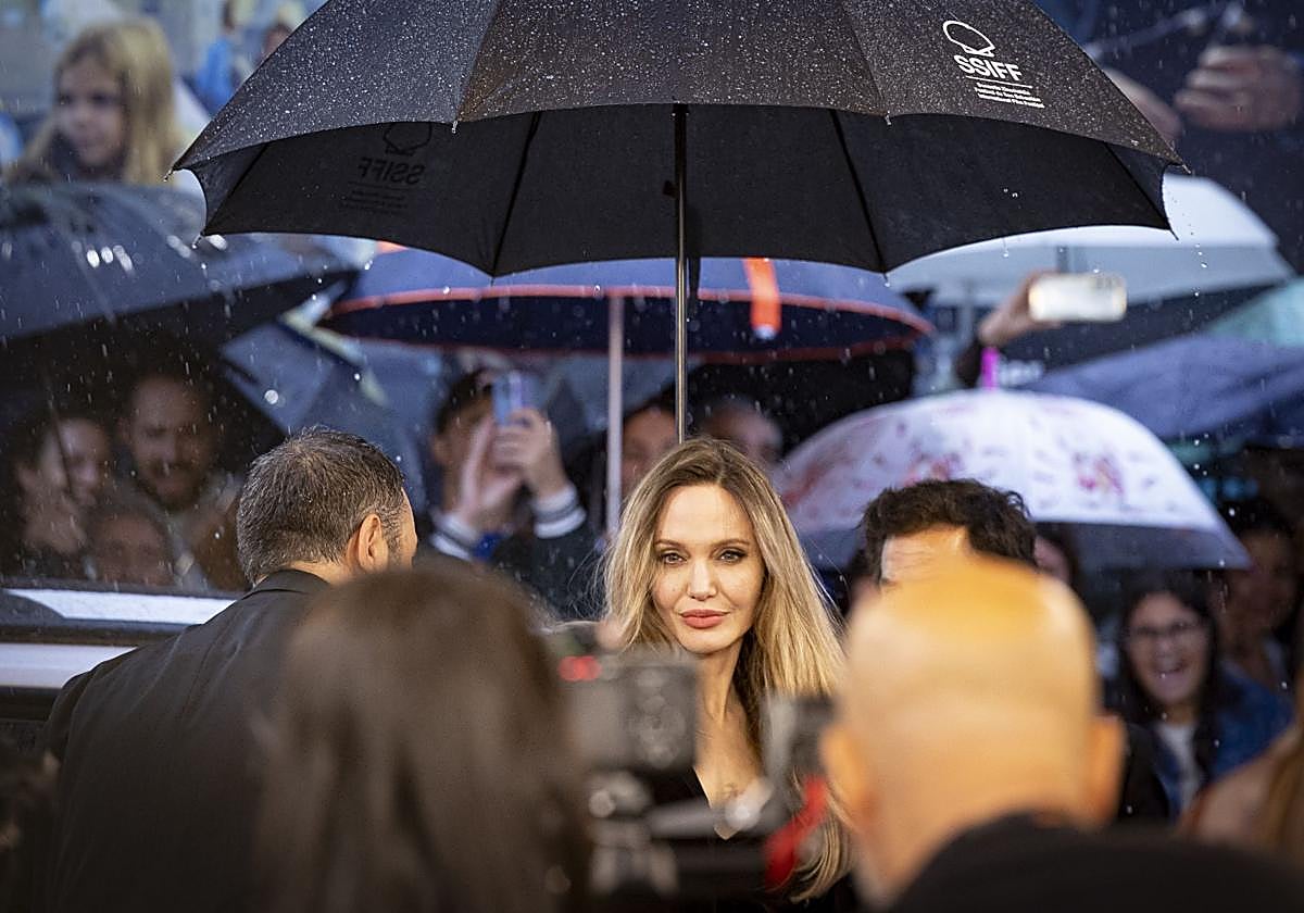 Angelina Jolie, protegida de la lluvia por un paraguas del Zinemaldia.