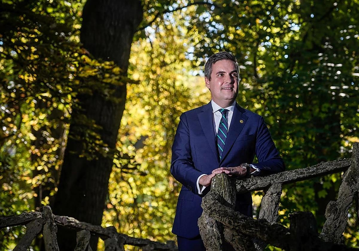 El consejero de Industria, Mikel Jauregi, reivindica el acuerdo para aumentar el 40% la red eléctrica.