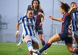 Nerea Eizagirre pugna por un balón con una jugadora del Levante