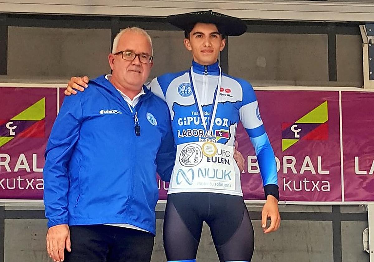 El presidente de la Federación Guipuzcoana, Santi Osoro, con Igor Iriarte, que luce la txapela y el maillot de campeón de Gipuzkoa sub-23.