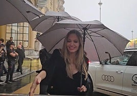 Angelina Jolie, bajo el diluvio a la salida del hotel María Cristina