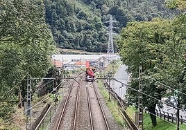 Operarios de Adif trabajan para despejar la vía afectada entre Villabona y Tolosa.