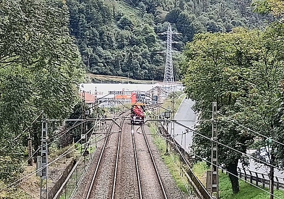 Operarios de Adif trabajan para despejar la vía afectada entre Villabona y Tolosa.
