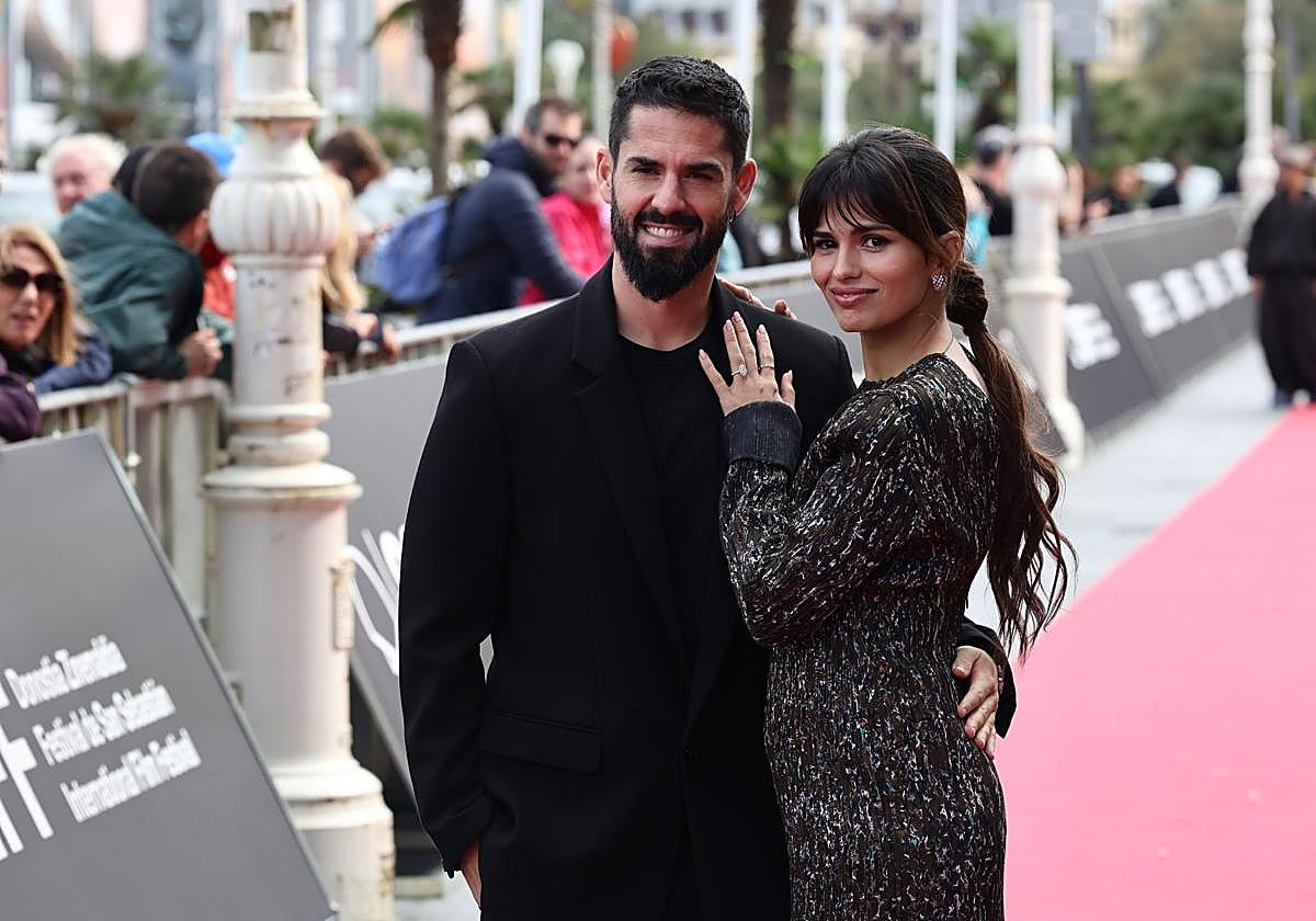Isco Alarcón, con Sara Sálamo en la alfombra del Victoria Eugenia.