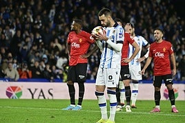 Brais besa el balón antes de lanzar el penalti que fallaría en la Copa.