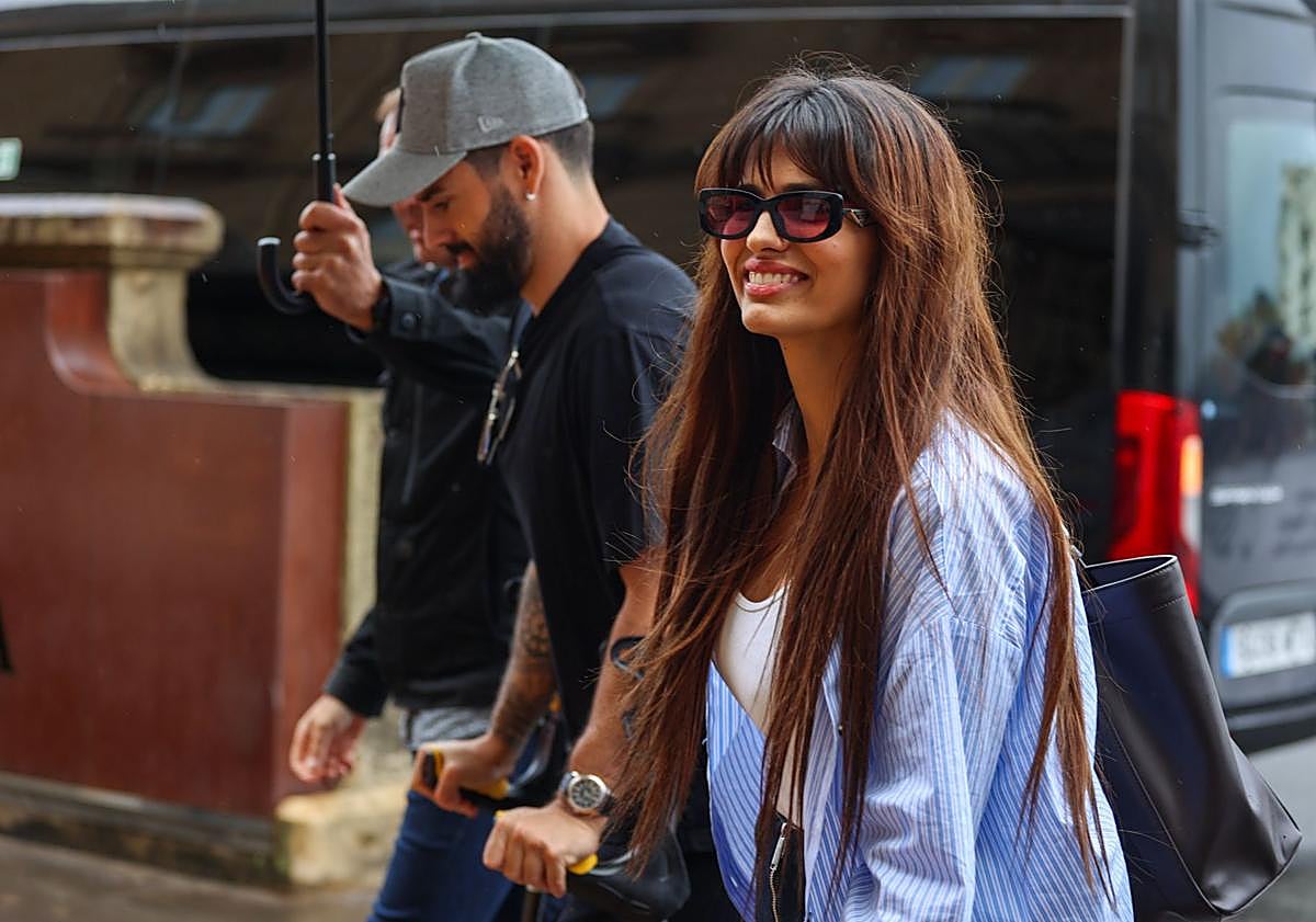 Imagen principal - Isco Alarcón y Sara Sálamo a su llegada al Hotel María Cristina.
