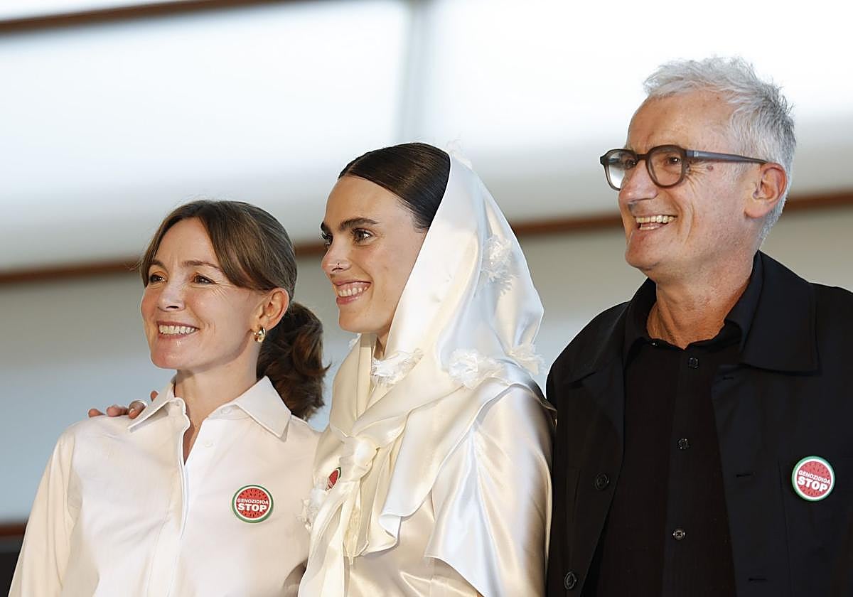 El realizador Asier Altuna (d), posa junto a las actrices, Jone Laspiur (c), y Nagore Aranburu (i), tras presentar su película 'Karmele'.