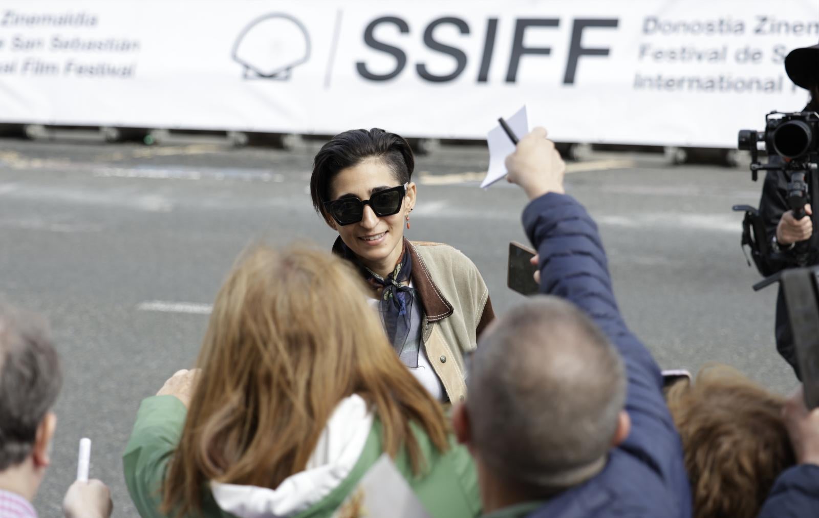 Alba Flores ha sido muy atenta con los fans que se han acercado al María Cristina. Su película, 'Flores para Antonio', compite en la Sección Oficial del Festival de Cine de San Sebastián.
