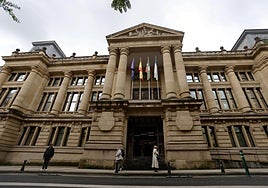 Una venta inexistente, firmas falsas y un préstamo de una empresa de Courtois: un donostiarra se enfrenta a 3 años de cárcel por estafa