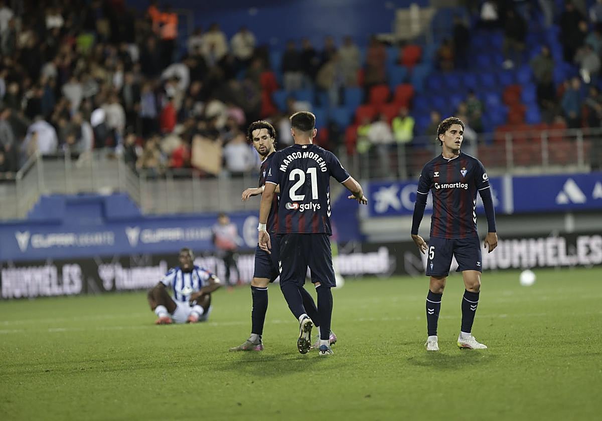 Jugadores del Eibar, tras la victoria en Ipurua.