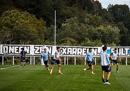 Los realistas se entrenan en el 'z7' de Zubieta con una pancarta de apoyo de Bultzada