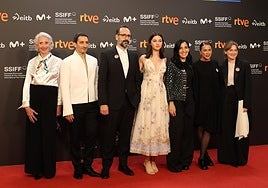 El elenco de actores de 'Los domingos' posa con su directora en el 'photocall'