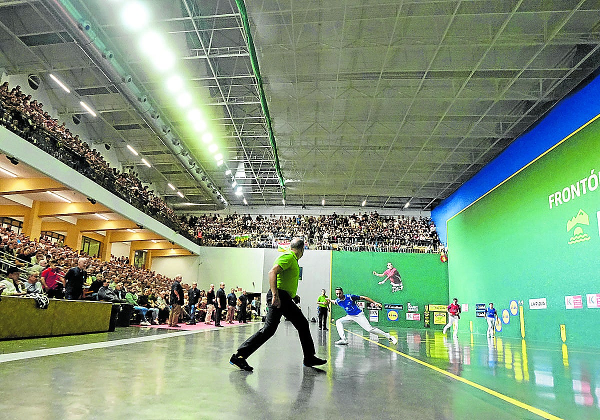 El frontón Adarraga de Logroño, lleno, presentó un magnífico aspecto en el partido de anoche.