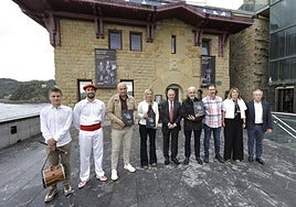 Representantes del Aquarium, Laboral Kutxa y los autores del libro, tras el aurresku que se ha bailado con motivo del centenario.