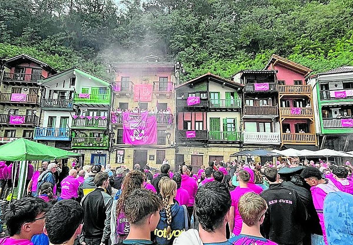 La plaza de Santiago se tiñó de rosa para el recibimiento a las bateleras