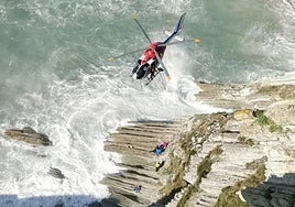 Imagen de un rescate anterior este mismo año en el flysch de Zumaia.