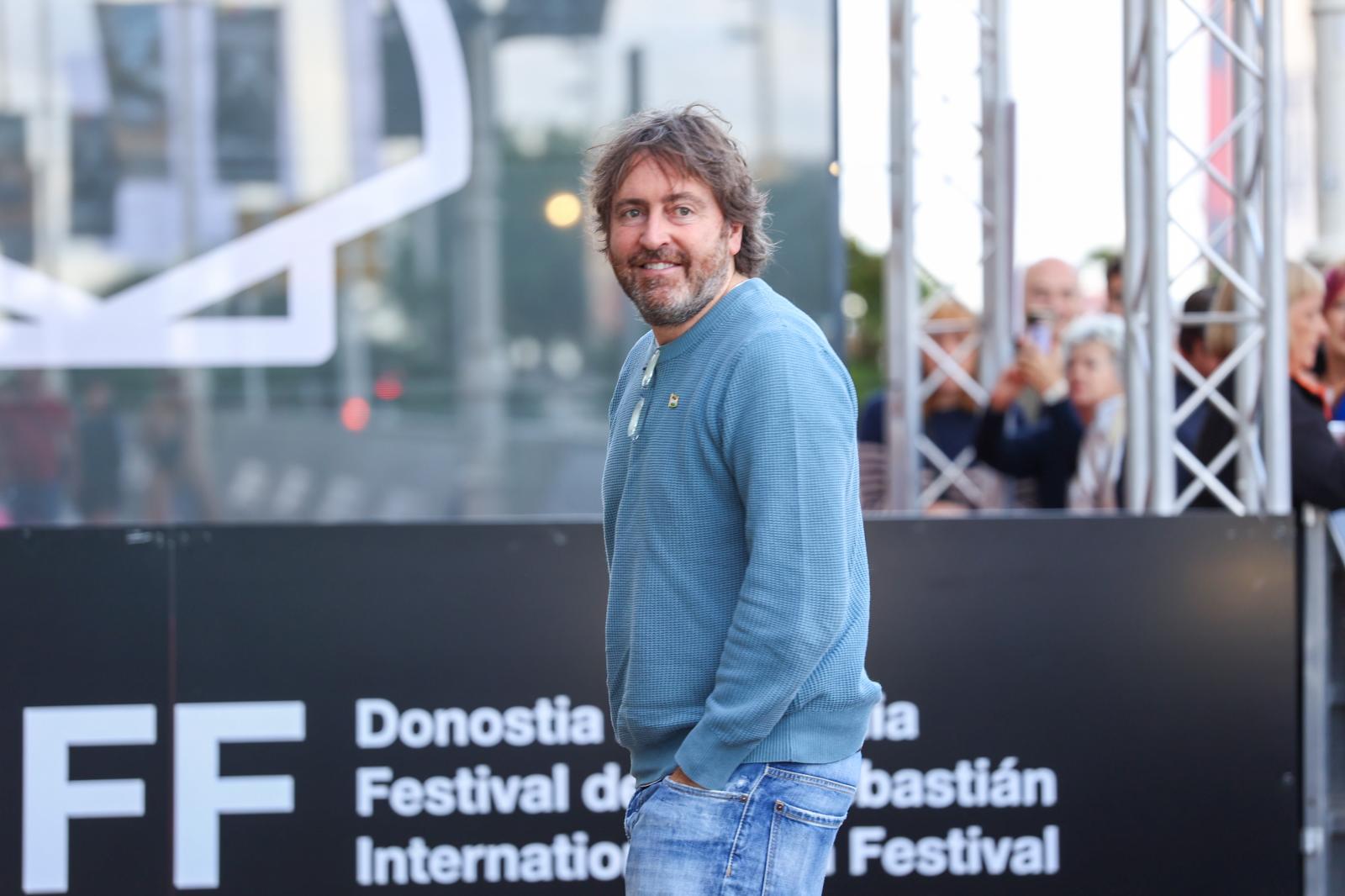 Daniel Sánchez Arevalo sonríe a su llegada a Donostia. El director regresa al cine con Rondallas, película que podrá verse en el Velódromo.