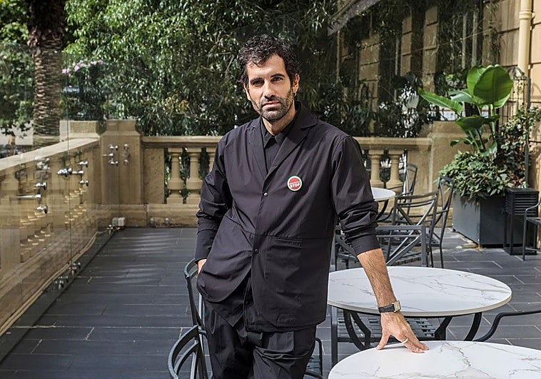 Tamar Novas posa en el Zinemaldia, donde presenta sus tres últimos proyectos, tras firmar en el libro de autógrafos de DV.