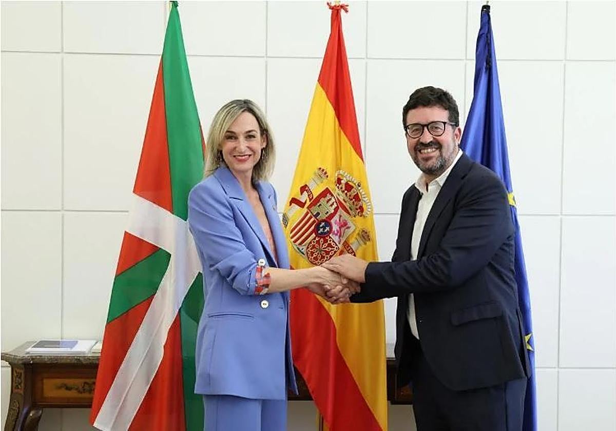 La consejera de Autogobierno, Maria Ubarretxena, junto con el secretario de Estado de Trabajo y Economía Social, Joaquín Pérez Rey, la semana pasada en Madrid.