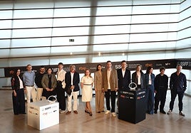 El director de 'Ungrateful Beings' posando junto a actores y productores esta mañana dentro del Kursaal.