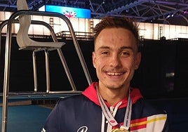 Iñigo Llopis muestra su medalla de oro que le acredita como campeón del mundo