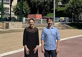 Almudena de la Torre e Isaac Palencia en la plaza Urdaburu.