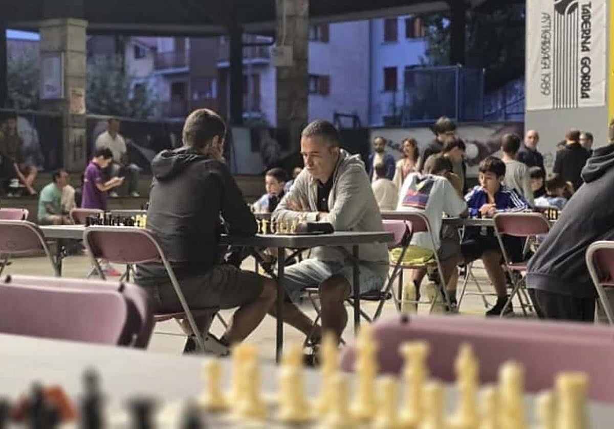 Larunbat gaueko irudia udalerriko frontoian.