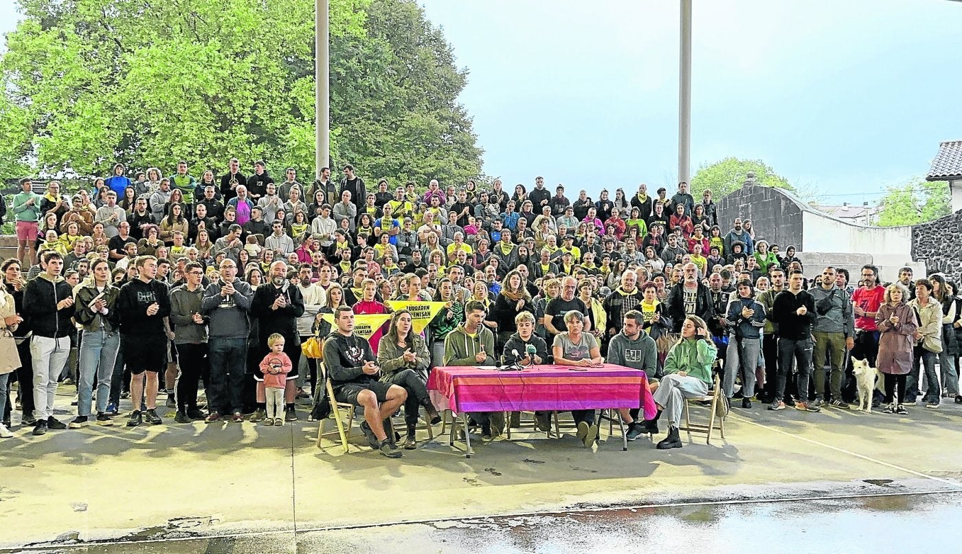 Numerosa rueda de prensa ayer por la tarde en Elizondo.