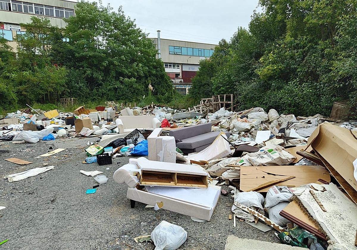 Ainhoa, desde la Asociación de Propietarios y Usuarios del Polígono 27, escribe: «En 2024 comenzamos a presentar escritos en el Ayuntamiento, advirtiendo de la necesidad de adoptar medidas con carácter de urgencia para evitar el efecto llamada del vertedero ilegal que tenemos. ¿Qué nos queda por hacer? Los cauces administrativos no funcionan y la situación es cada día más vergonzosa e inaceptable».