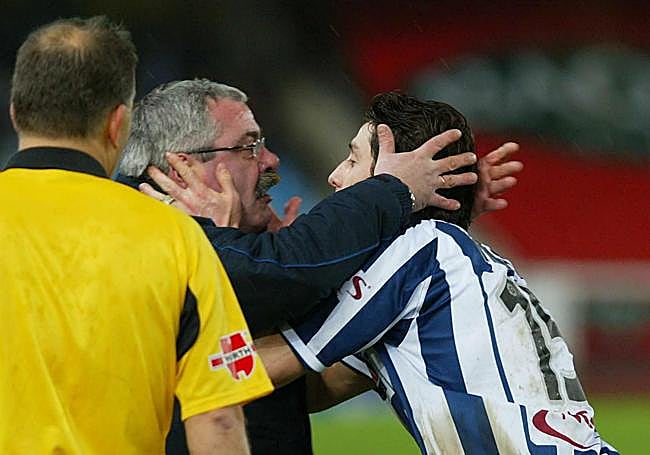 El habitual beso de Mitxelo a Nihat tras un gol del turco