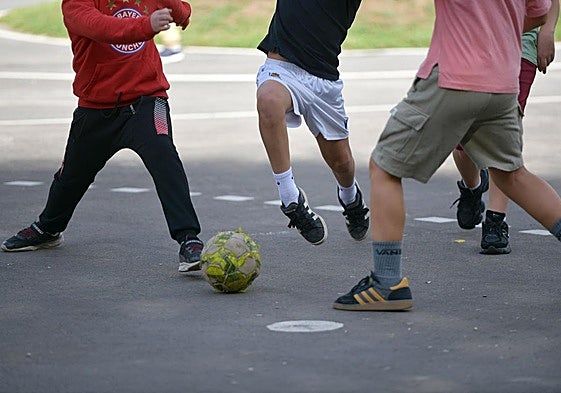 Niños jugando a fútbol en Oñati.