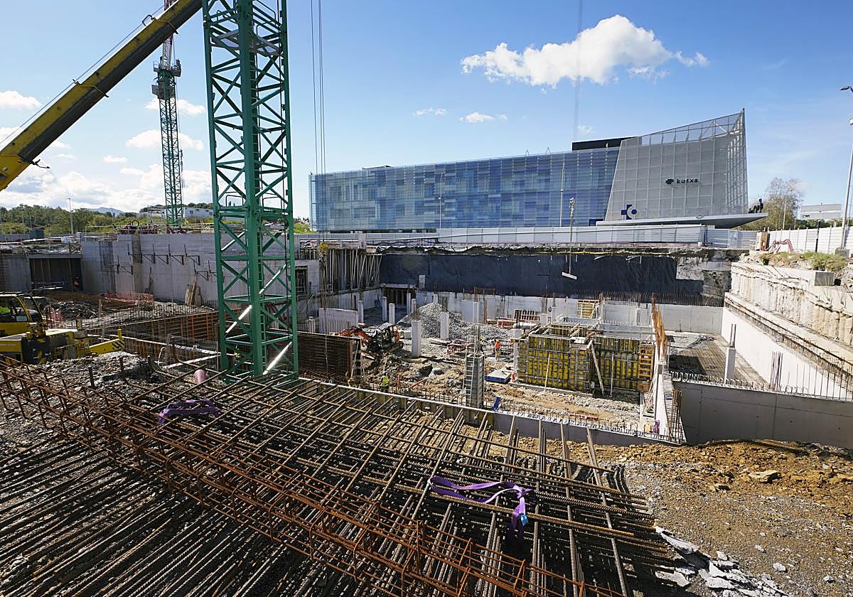 Estado de las obras del edificio de protonterapia que se está levantando junto a Onkologikoa.
