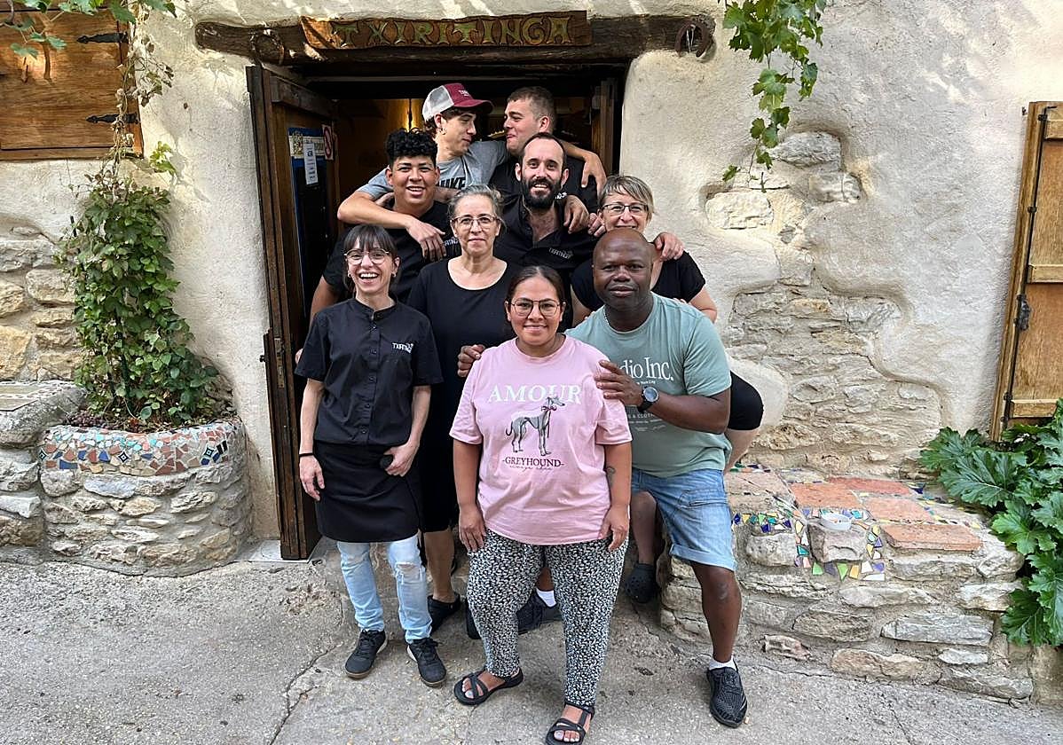 Los hermanos Egoi, Ruth y Montse, con el resto del equipo del Txiritinga ante el restaurante.
