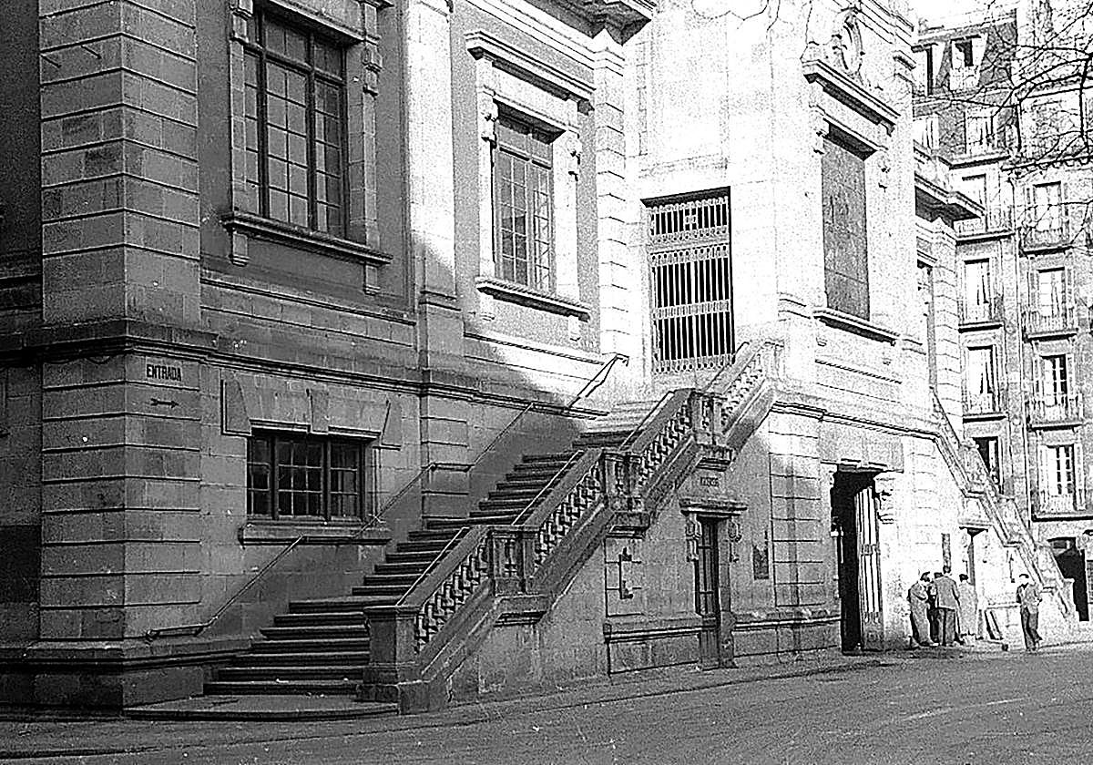 El edificio histórico, con su característica escalinata.