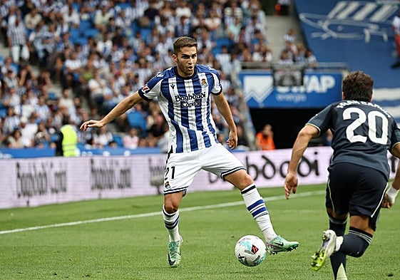 Zakharyan controla el cuero en el partido contra el Real Madrid