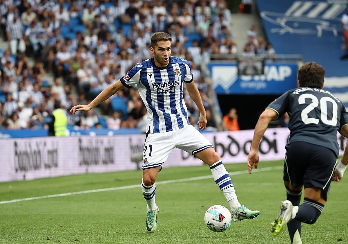 Zakharyan controla el cuero en el partido contra el Real Madrid